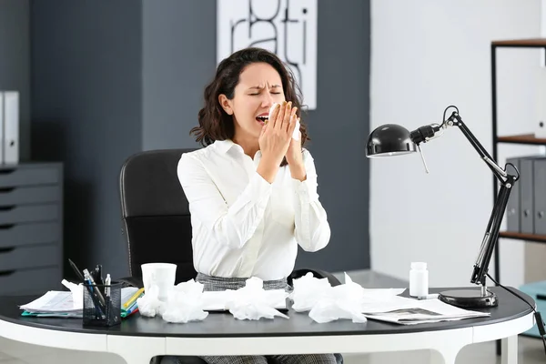 Woman ill with flu working in office — Stock Photo, Image