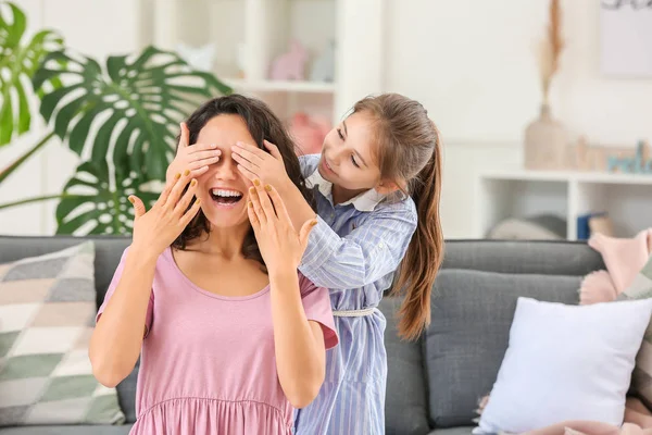 Κοριτσάκι που καλύπτει τα μάτια της μητέρας της στο σπίτι — Φωτογραφία Αρχείου