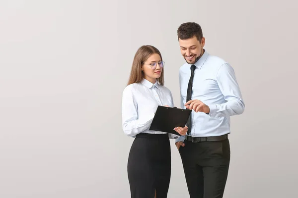 Gente de negocios discutiendo algo sobre fondo blanco — Foto de Stock