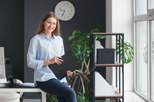 Schöne junge Geschäftsfrau im modernen Büro — Stockfoto