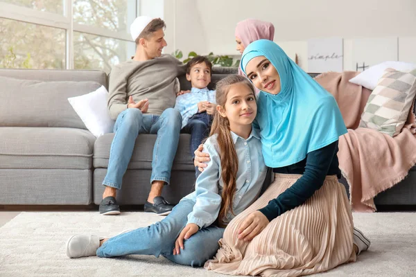 Portrét šťastné muslimské rodiny doma — Stock fotografie