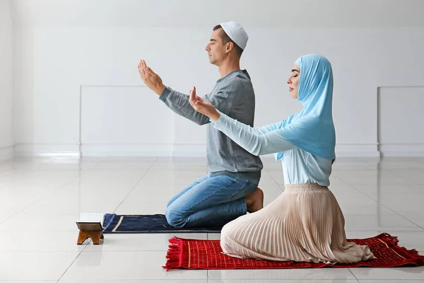 Para muzułmanów modli się w pokoju — Zdjęcie stockowe