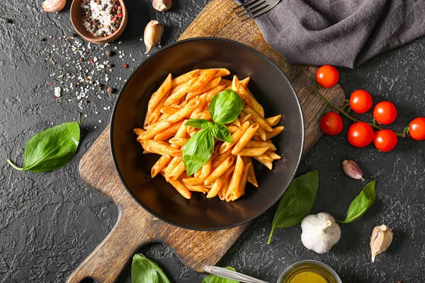 Plate with tasty pasta on dark background — Stock Photo, Image