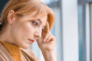 Pencerenin yanındaki depresif kadının portresi
