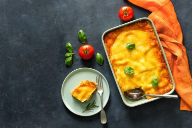 Koyu arkaplanda lezzetli pişmiş lazanya.