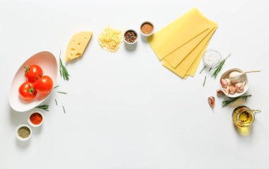 Beyaz arkaplanda lazanya içeriği