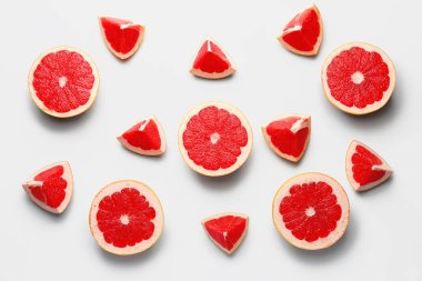 Açık arkaplanda taze kesilmiş greyfurt