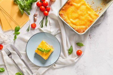 Lezzetli lazanya beyaz zemin üzerine pişmiş