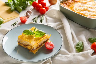 Masada lezzetli fırınlanmış lazanya tabağı.