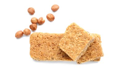Beyaz arka planda fındıklı lezzetli granola barlar