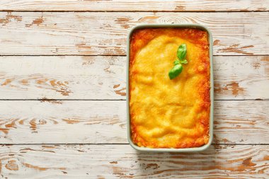 Beyaz ahşap arka planda lezzetli pişmiş lazanya.