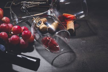 Üzüm ve mantarlı şarap kadehleri.