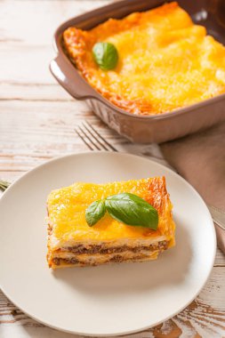 Masada lezzetli fırınlanmış lazanya tabağı.