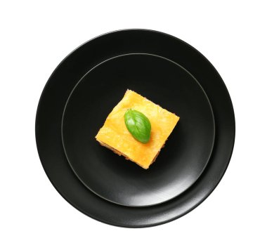 Lezzetli fırında lazanya beyaz arka plan üzerinde plaka