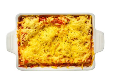 Beyaz arka planda lezzetli fırınlanmış lazanya ile pişirme yemeği.