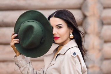 Güzel genç bayan, sonbahar günü açık havada.