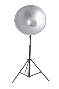 Beyaz arka planda fotoğraf stüdyosu için profesyonel ışıklandırma ekipmanları