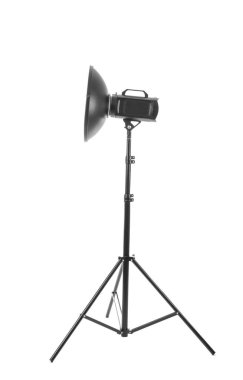 Beyaz arka planda fotoğraf stüdyosu için profesyonel ışıklandırma ekipmanları