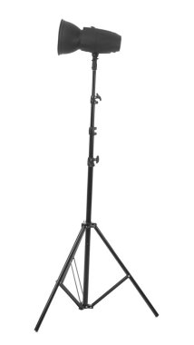 Beyaz arka planda fotoğraf stüdyosu için profesyonel ışıklandırma ekipmanları