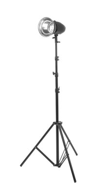 Beyaz arka planda fotoğraf stüdyosu için profesyonel ışıklandırma ekipmanları