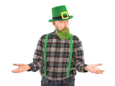 Beyaz arka planda komik, olgun bir adam. Aziz Patrick Günü kutlaması