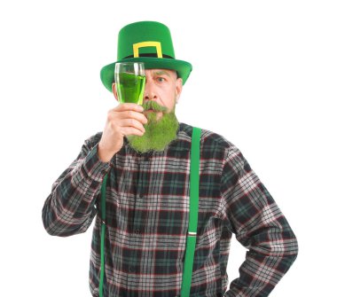 Beyaz arka planda bir bardak birası olan komik olgun bir adam. Aziz Patrick Günü kutlaması