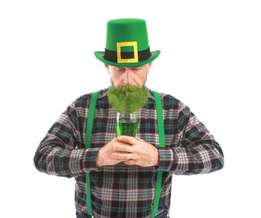 Beyaz arka planda bir bardak birası olan komik olgun bir adam. Aziz Patrick Günü kutlaması