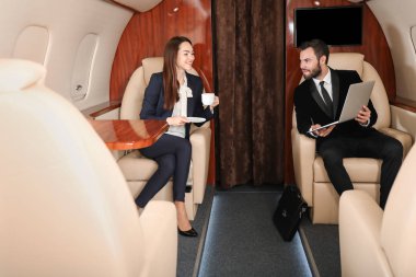 Modern özel uçaktaki iş arkadaşları