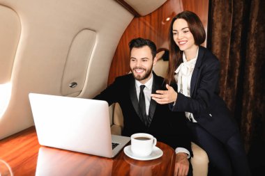 İş adamı ve karısı modern özel uçakta.