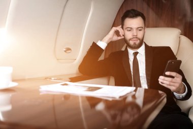 Modern özel uçaktaki iş adamı.