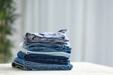 Odadaki temiz giysiler yığını