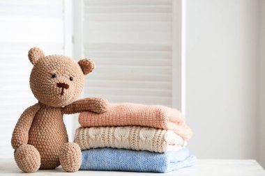 Odasında oyuncak olan bir yığın temiz çocuk kıyafeti.