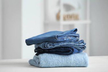 Odadaki temiz giysiler yığını