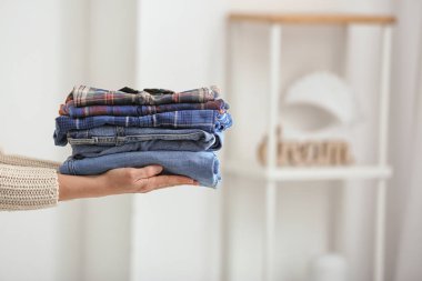 Temiz elbiseli bir kadın, yakın plan.