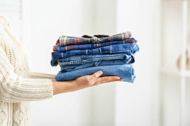 Temiz elbiseli bir kadın, yakın plan.