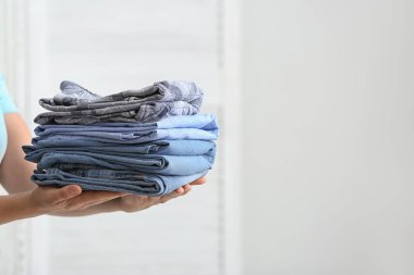 Temiz elbiseli bir kadın, yakın plan.