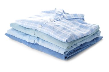 Beyaz arka plan temiz elbise yığını