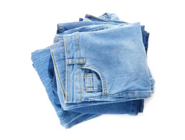 Beyaz arka plan temiz elbise yığını