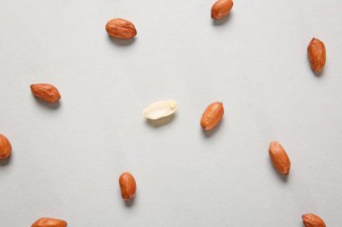 Işık arka plan üzerinde lezzetli fıstık