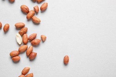 Işık arka plan üzerinde lezzetli fıstık