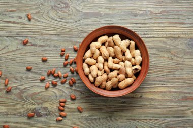 Ahşap zemin üzerine fıstık ile kase