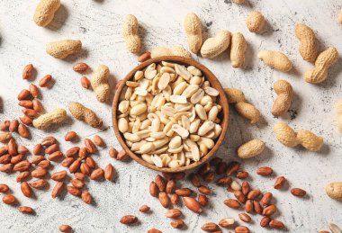 Hafif arka planda fıstıklı kase