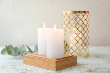 Odadaki masada mum yakmak.