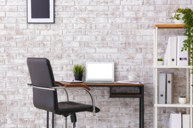 Rahat işyeri olan modern odanın içi