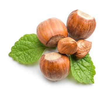 beyaz zemin üzerine lezzetli fındık