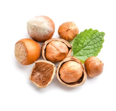 beyaz zemin üzerine lezzetli fındık