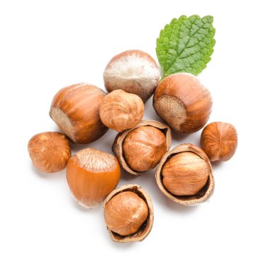 beyaz zemin üzerine lezzetli fındık