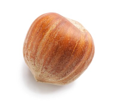 Beyaz zemin üzerine lezzetli fındık