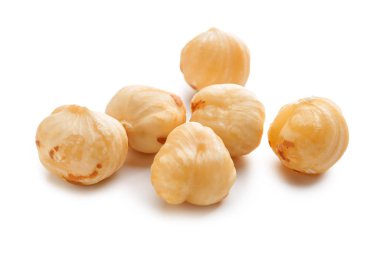 beyaz zemin üzerine lezzetli fındık