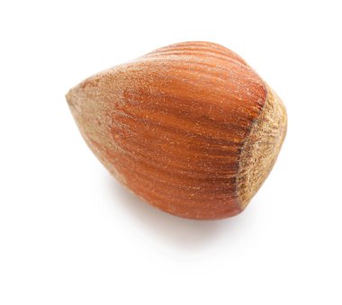 Beyaz zemin üzerine lezzetli fındık